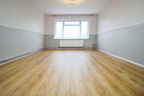 3 bedroom flat to rent, Claymore, Hemel Hempstead HP2