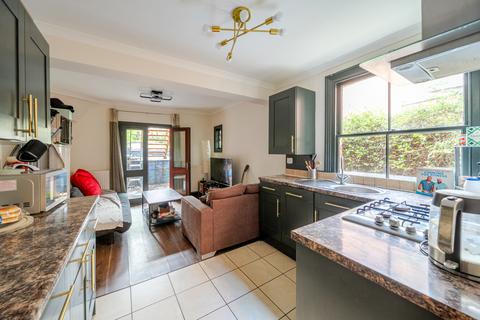 2 bedroom flat for sale, Archway Road, London, N6
