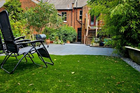 2 bedroom flat for sale, Archway Road, London, N6