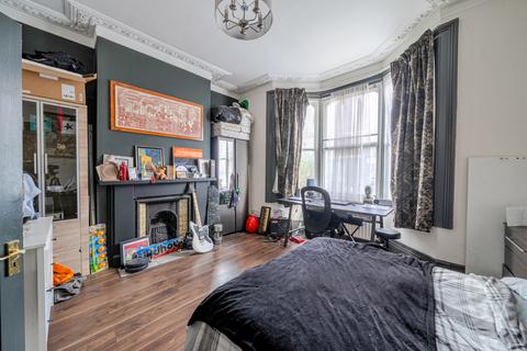 2 bedroom flat for sale, Archway Road, London, N6