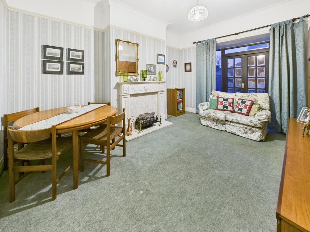 Bedroom/Dining Room