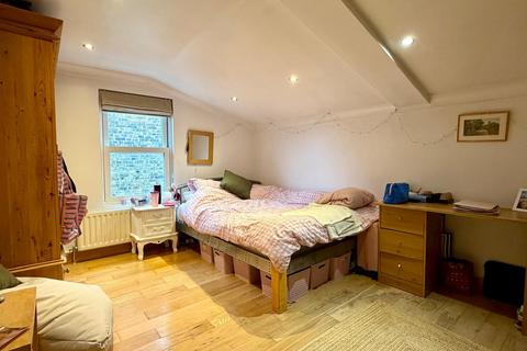 3 bedroom maisonette to rent, London SW11