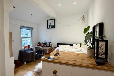 3 bedroom maisonette to rent, London SW11