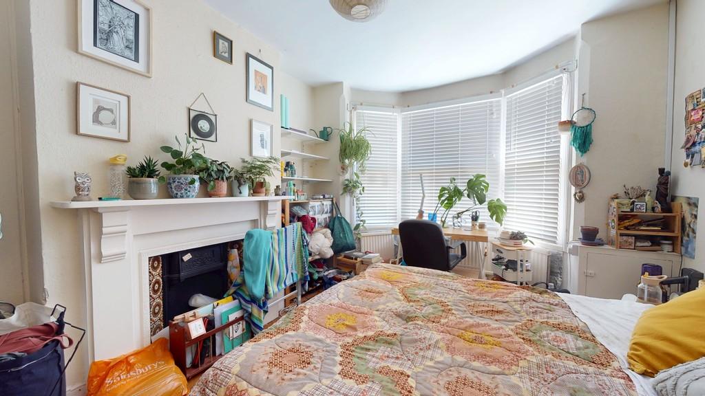 Bedroom 1- Angle 2