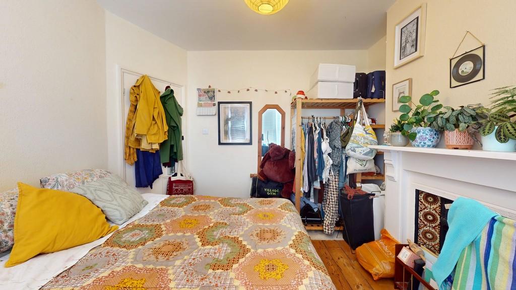 Bedroom 1- Angle 3