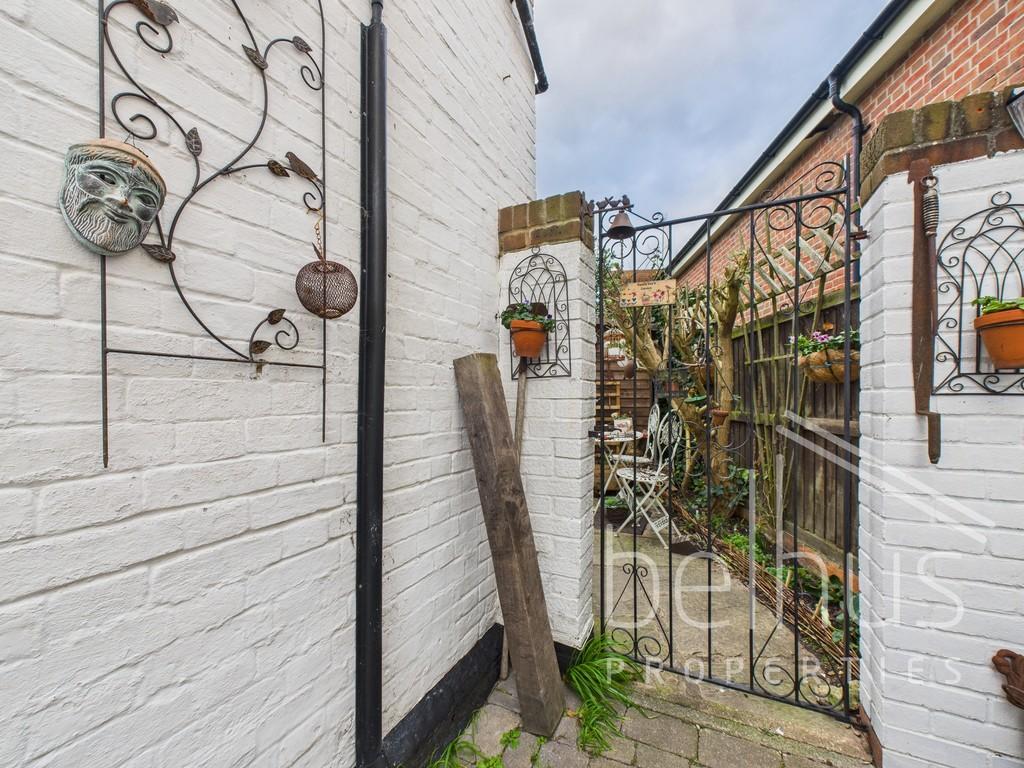 Gate to Back entrance/garden 034