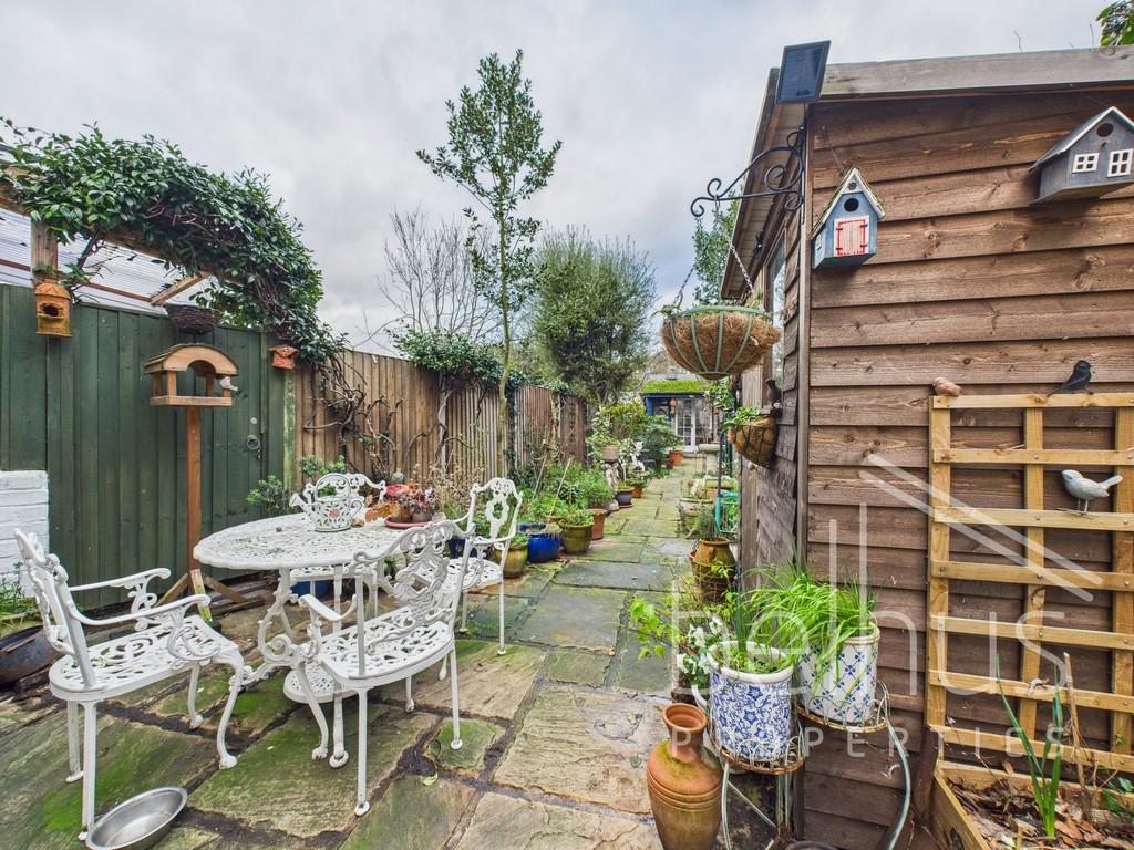 Garden with Shed 036