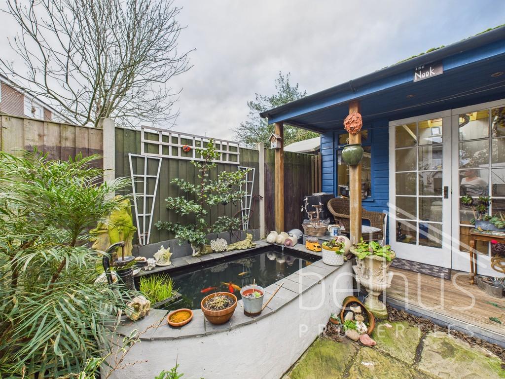 Garden with Summer House &amp; Pond 040