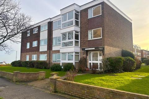 2 bedroom flat to rent, Queens Road, Frinton-on-Sea CO13