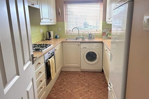 2 bedroom flat to rent, Queens Road, Frinton-on-Sea CO13