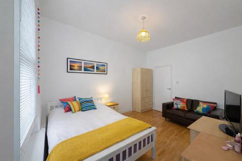 Studio to rent, Stamford Hill, London N16