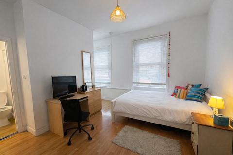 Studio to rent, Stamford Hill, London N16