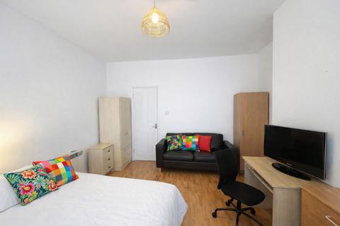 Studio to rent, Stamford Hill, London N16