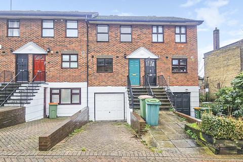 2 bedroom terraced house to rent, Verbena Close, London, E16