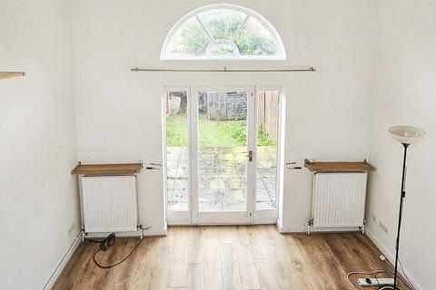 2 bedroom terraced house to rent, Verbena Close, London, E16