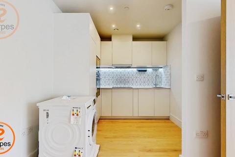 2 bedroom apartment to rent, Flat 6, Coombe Hill House, Beverley Way, London
