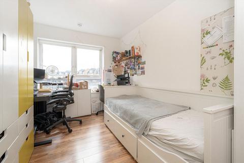 2 bedroom flat to rent, Lanadron Close, Isleworth TW7