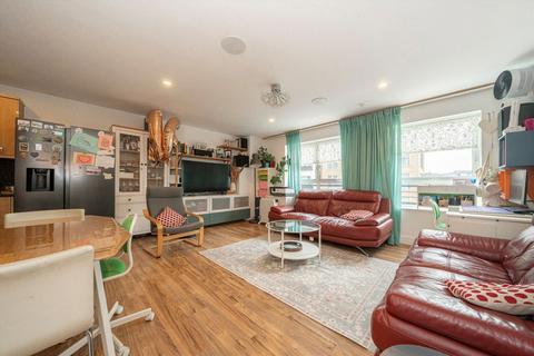 undefined, Lanadron Close, Isleworth TW7