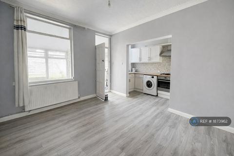 3 bedroom end of terrace house to rent, Ridgill Avenue, Skellow, Doncaster, DN6