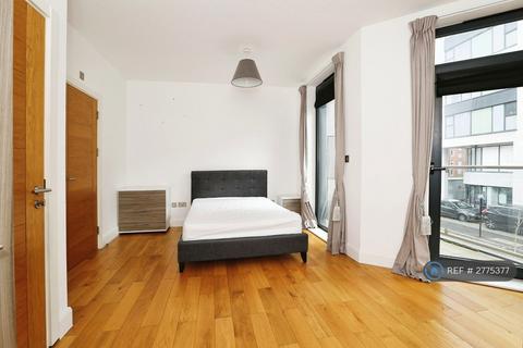 1 bedroom in a house share to rent, Milner Road, London, SW19