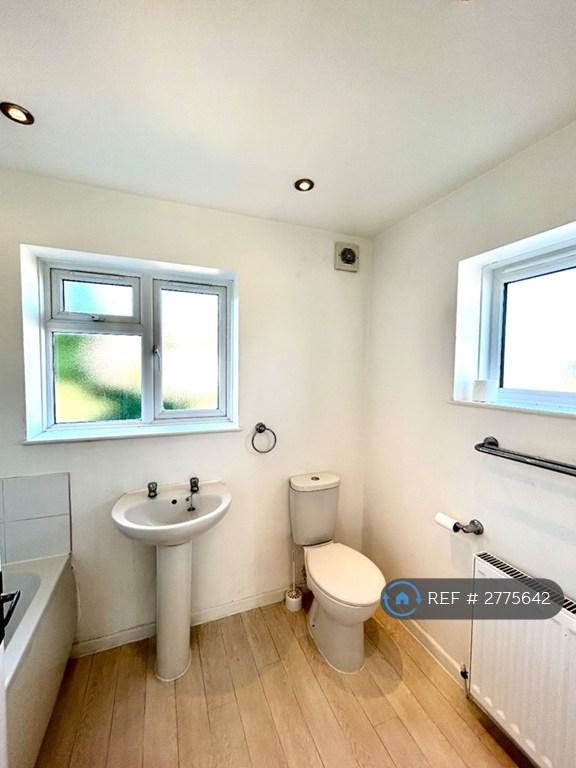Main Bathroom: Bath, Toilet And Basin