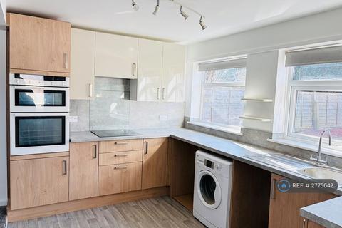 4 bedroom semi-detached house to rent, Sholden Road, Rochester, ME2