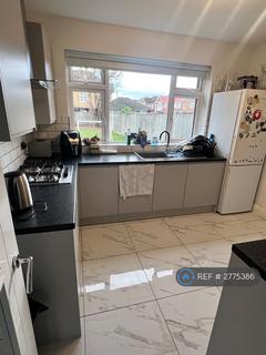 3 bedroom detached house to rent, Quaves Road, Slough, SL3
