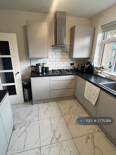 3 bedroom detached house to rent, Quaves Road, Slough, SL3