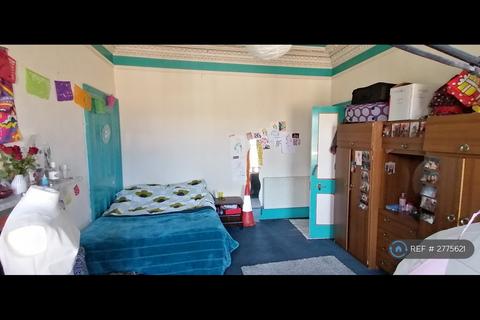 5 bedroom flat to rent, East Preston Street, Edinburgh, EH8