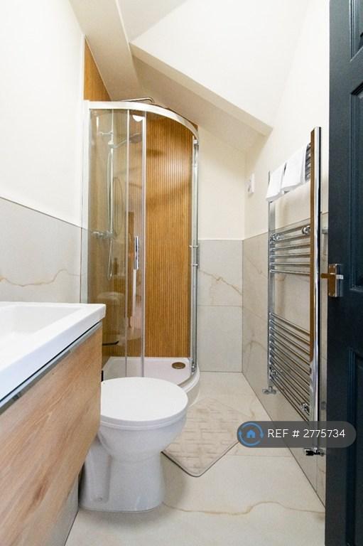 Bedroom 6 Ensuite