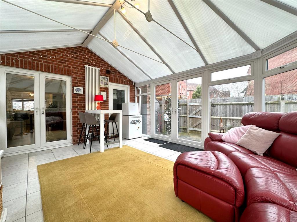 Spacious Conservatory 437