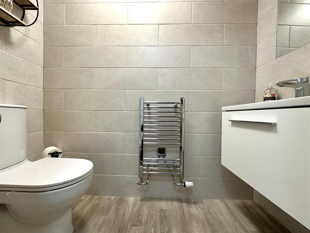 Modern Ground Floor W.C 445