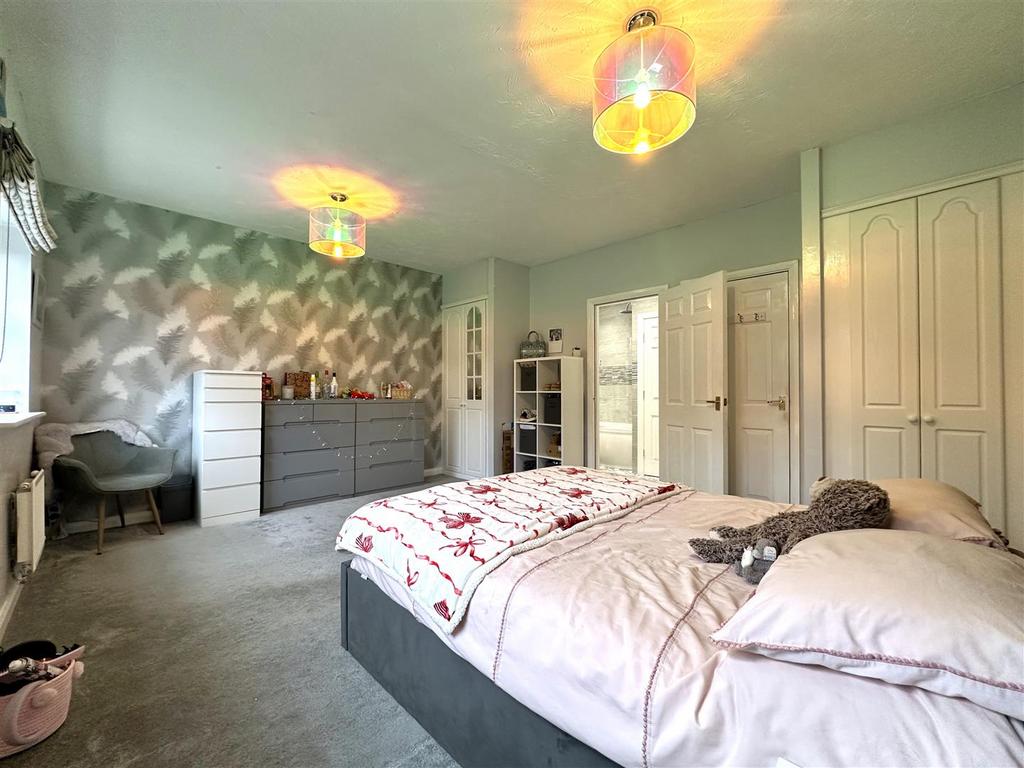 Large Third Bedroom 553