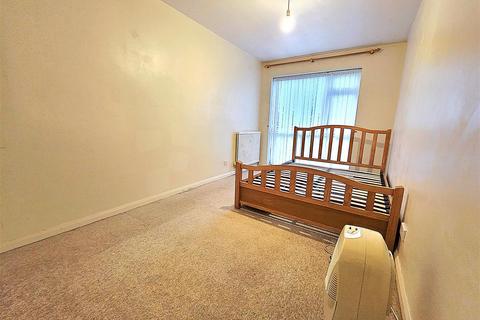 2 bedroom apartment to rent, Nigel Close, Northolt