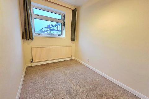 2 bedroom apartment to rent, Nigel Close, Northolt