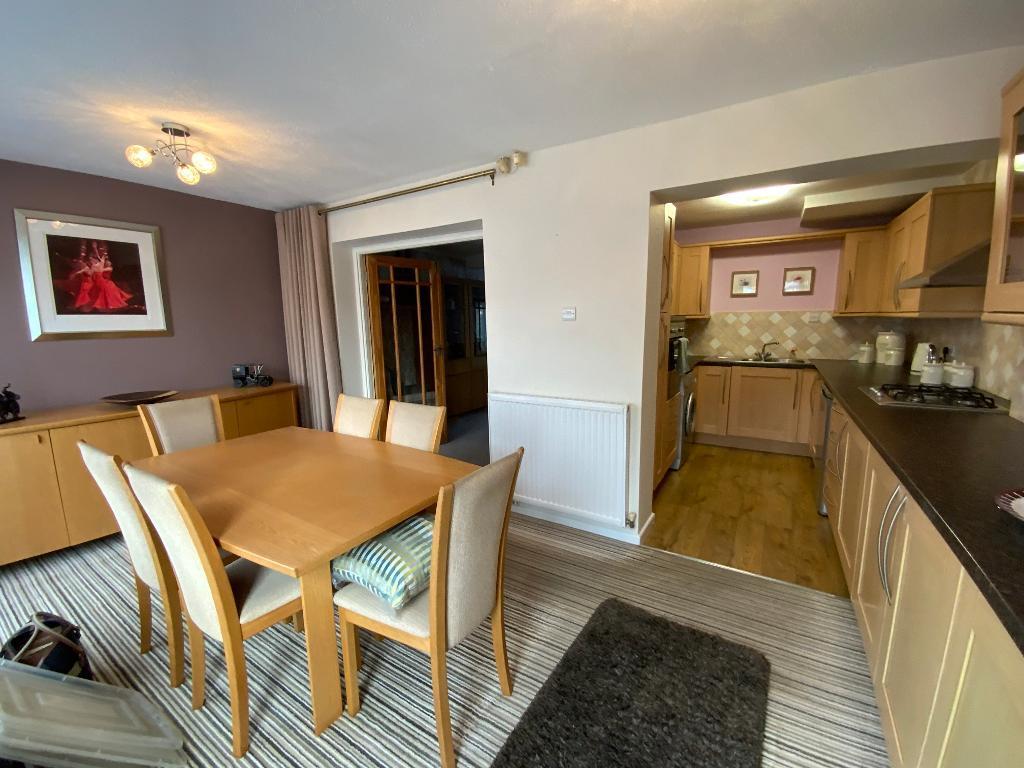 L-SHAPED KITCHEN DINER 18'11 x 16'1