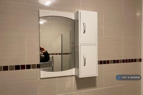 1 bedroom semi-detached house to rent, Heathdale Avenue, Hounslow, TW4