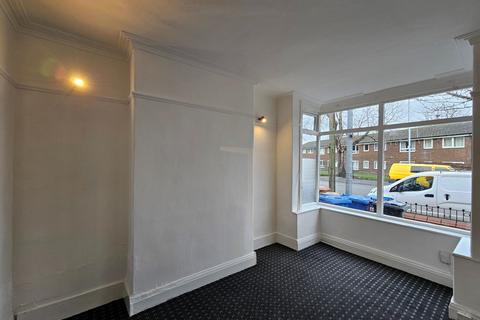 3 bedroom semi-detached house to rent, Seaford Road, Salford