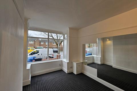 3 bedroom semi-detached house to rent, Seaford Road, Salford