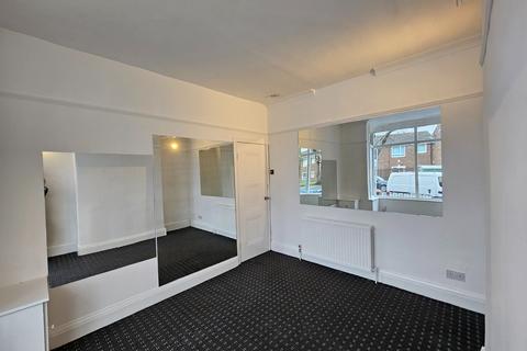 3 bedroom semi-detached house to rent, Seaford Road, Salford