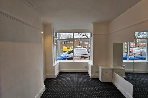 3 bedroom semi-detached house to rent, Seaford Road, Salford