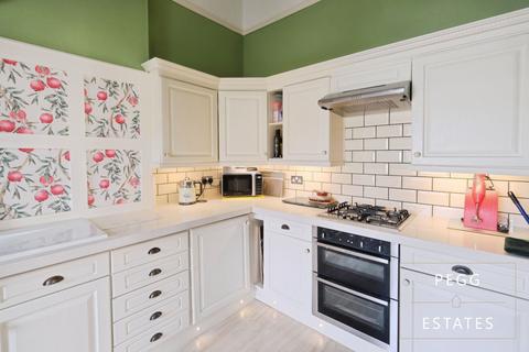 2 bedroom flat for sale, Terracina, Torquay