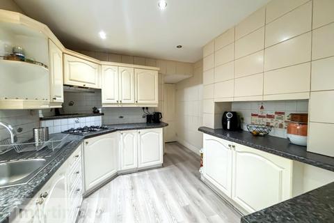 3 bedroom end of terrace house for sale, Blackburn Road, Darwen, Lancashire, BB3