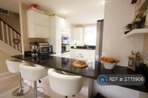 3 bedroom end of terrace house to rent, St Georges Close, Weybridge, KT13