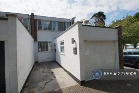 3 bedroom end of terrace house to rent, St Georges Close, Weybridge, KT13