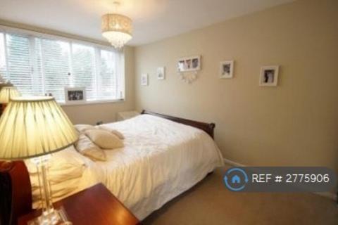 3 bedroom end of terrace house to rent, St Georges Close, Weybridge, KT13