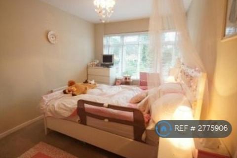 3 bedroom end of terrace house to rent, St Georges Close, Weybridge, KT13