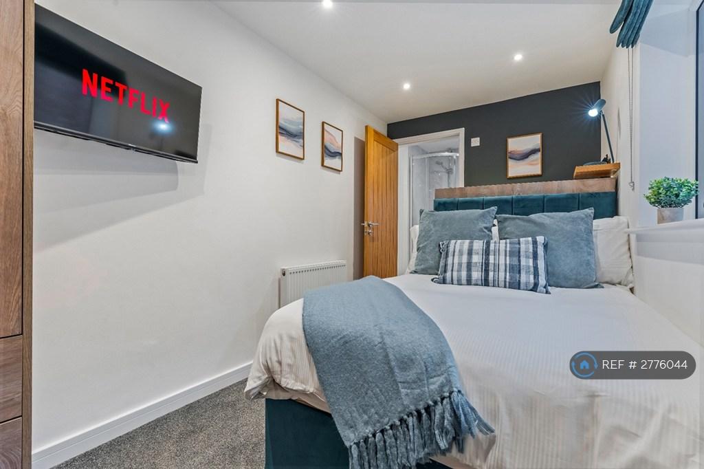 R2 Luxurious Bedroom