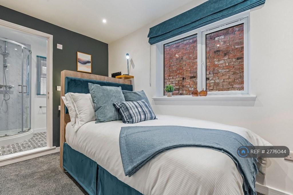 R2 Luxurious Bedroom