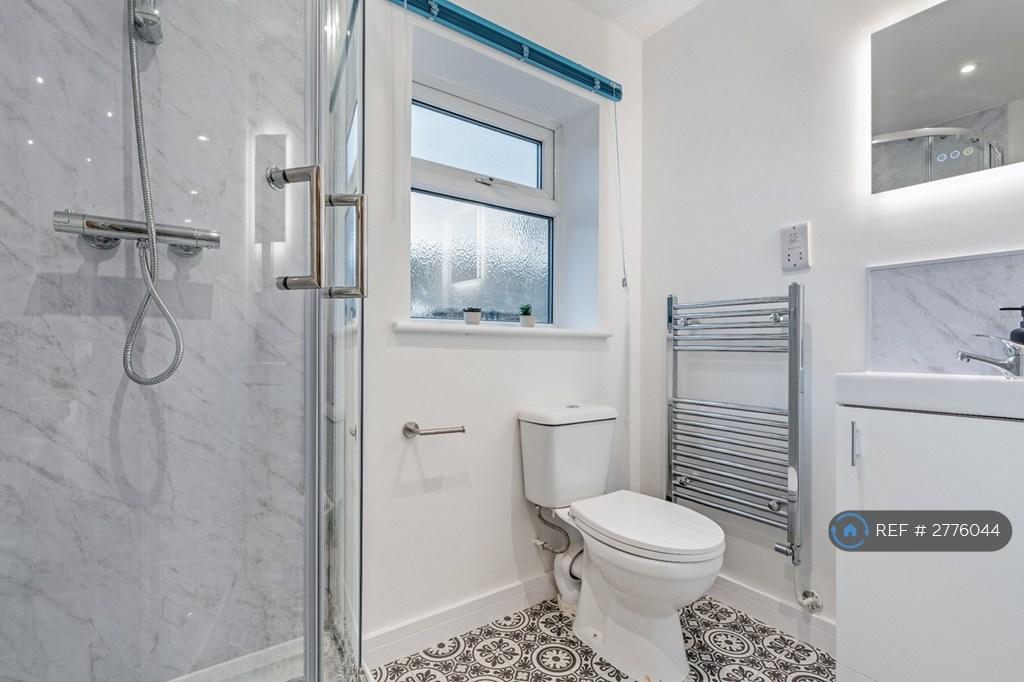 R2 Large En-Suite Bathroom
